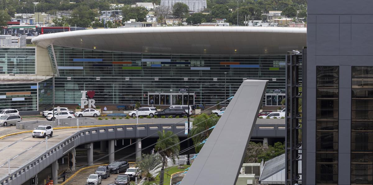 Jorge Hernández, presidente de Aerostar Airport Holdings, el operador privado de la principal instalación aeroportuaria de Puerto Rico, había estimado que para esta Semana Santa se esperaban unos 30,000 viajeros diarios en el aeropuerto.