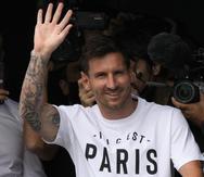 Lionel Messi saluda al arribar al aeropuerto Le Bourget, al norte de París, para integrarse al Paris Saint-Germain.