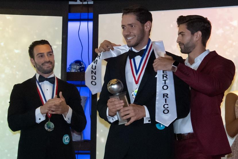 José H. Cotto Rodríguez recibe la cinta de ganador al ser elegido Mr. Mundo de Puerto Rico. (Suministrada)
