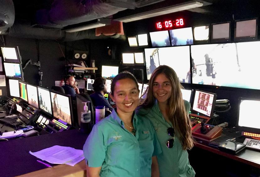 Marcela Cañón y Ashley Pérez, de la Fundación Alma de Bahía, visitaron el barco “Okeanos Explorer”, de la NOAA. (Suministrada)