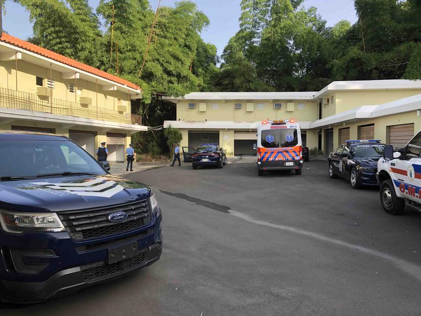 Varios efectivos de la Policía y personal de Manejo de Emergencias Médicas llegaron hasta el motel.