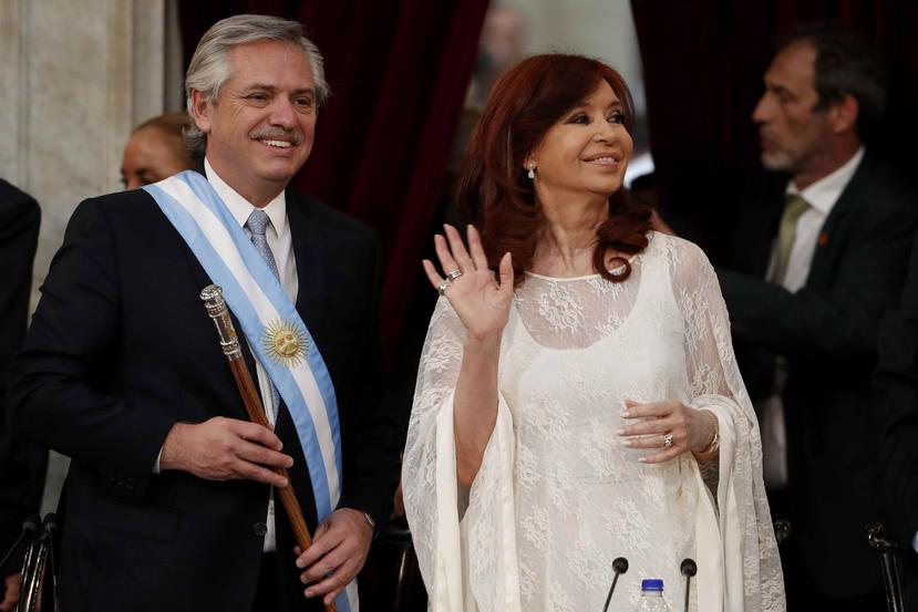 Alberto Fernández y la expresidenta y actual vicepresidenta Cristina Fernández de Kirchner durante la toma de posesión en el Congreso en Buenos Aires. (AP / Natacha Pisarenko)