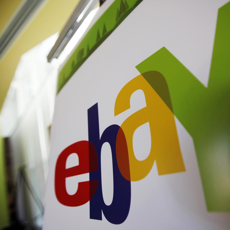 El logo de eBay en sus oficinas en San José, California.