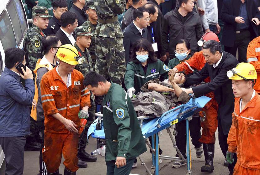Esta fotografía propocionada por la agencia de noticias estatal de China, Xinhua, muestra un trabajador tras haber sido rescatado de una mina de carbón en la provincia china de Shandong.  (Guo Xulei/Xinhua vía AP)