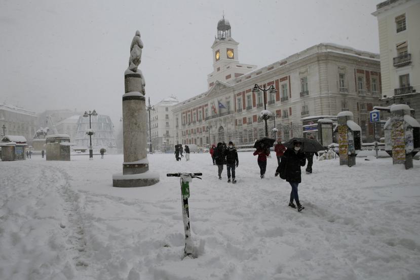 Actualmente, es más fácil caminar que conducir en Madrid ante la gran cantidad de nieve.