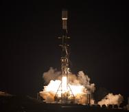 Un cohete de SpaceX cargado con el satélite Surface Water and Ocean Topography despega de la Base Vandenberg de la Fuerza Espacial, en California, el 16 de diciembre de 2022. (Keegan Barber/NASA via AP)