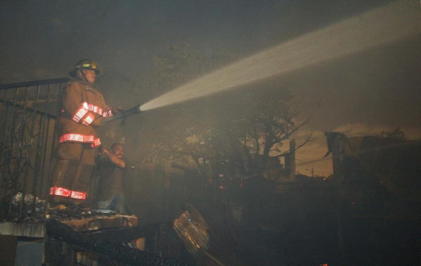 Un bombero combate un incendio. (GFR Media)