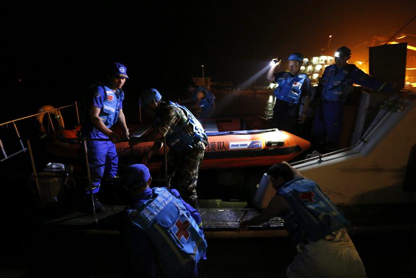 Miembros de los servicios de rescate participan en una operación de búsqueda, tras el naufragio.