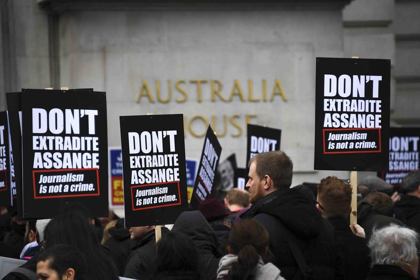 Personas se reúnen afuera de la embajada de Australia en Londres para protestar contra la extradición a Estados Unidos del fundador de Wikileaks, Julian Assange, por filtrar información militar clasificada. (AP/Alberto Pezzali)
