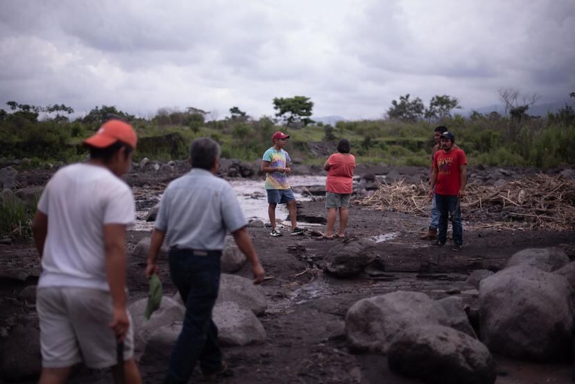 Varias personas se reúnen cerca al río Pantaleón, en Santa Lucía Cotzumalguapa, Guatemala. (EFE)