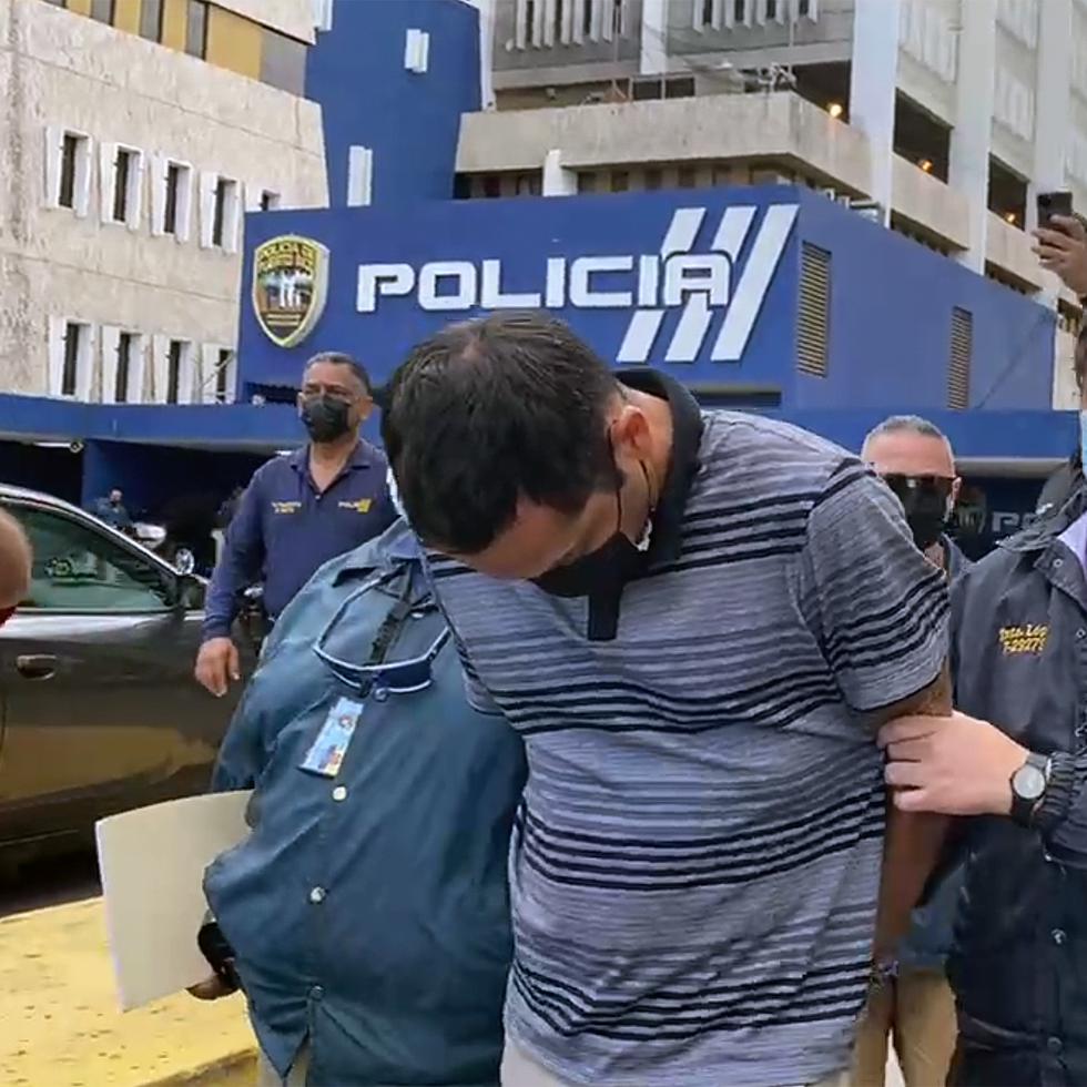 (Para Archivo) La Policía traslada a Miguel Ángel Ocasio Santiago tras ficharlo en el Cuartel General en Hato Rey, luego de la acusación por el asesinato de Andrea Ruiz Costas.