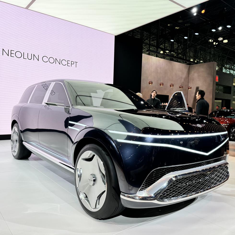El futuro de la marca de lujo Genesis quedó anticipado en el Neolun Concept, una SUV de tamaño completo que incorpora un diseño limpio en su exterior y una cabina futurista, que incluye asientos giratorios y pantallas desplegables desde el techo.