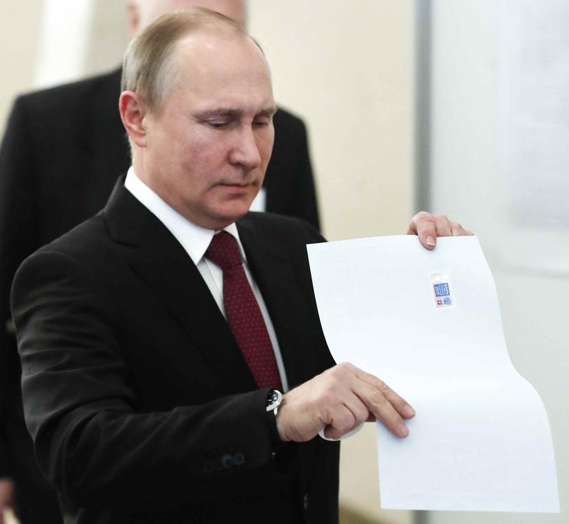 El presidente ruso y candidato presidencial Vladimir Putin emite su voto durante las elecciones presidenciales de Rusia en la ciudad de Moscú. (AP)