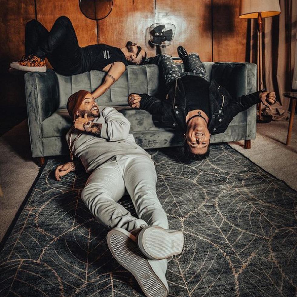 Nacho, Carlos Vives y Mike Bahía garabaron juntos el tema "La mitad". (Captura /Instagram)