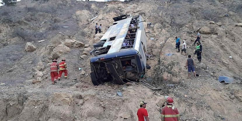 Agentes y trabajadores de socorro laboran en el lugar donde un autobús se estrelló en Piura. (Highway Police via AP)