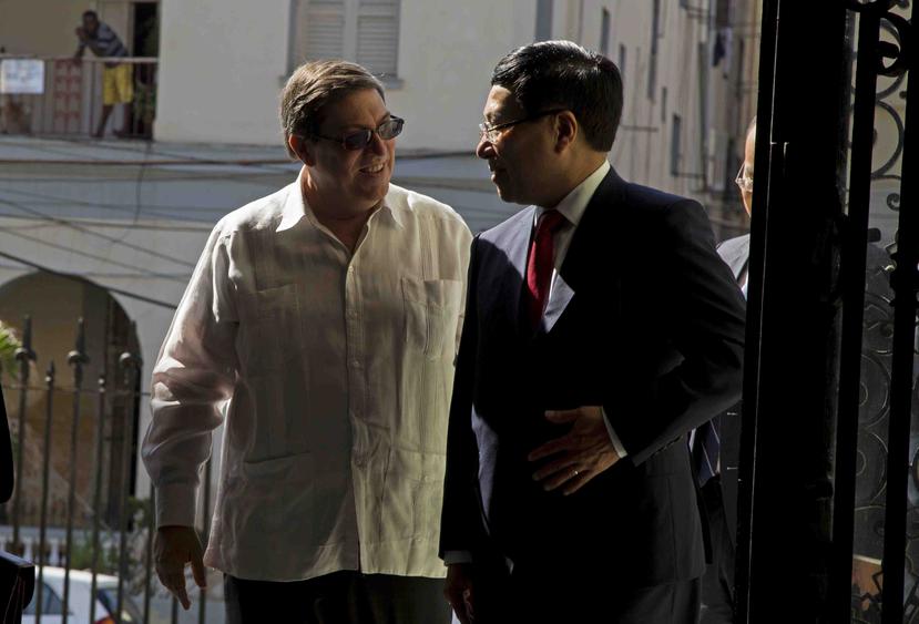 Bruno Rodríguez Parrilla (izq.), ministro de Relaciones Exteriores de Cuba, dijo que la reunión se fijó en un momento de retorno del intervencionismo estadounidense. (AP / Ismael Francisco)