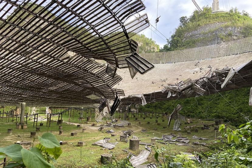 En medio de un mes de arrestos, tormenta tropical y coronavirus, el observatorio de Arecibo quedó destruido por un cable que se desprendió.
