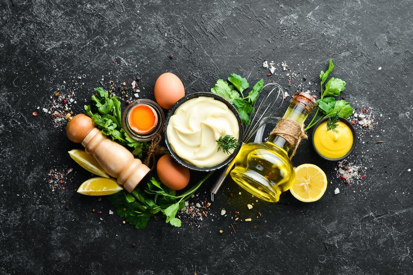 Puedes agregar ajo, hierbas o especias para saborizar tu mayonesa. (Shutterstock)