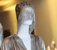 Peculiar adorno para la cabeza utilizado por la actriz Brigitte Bardot.