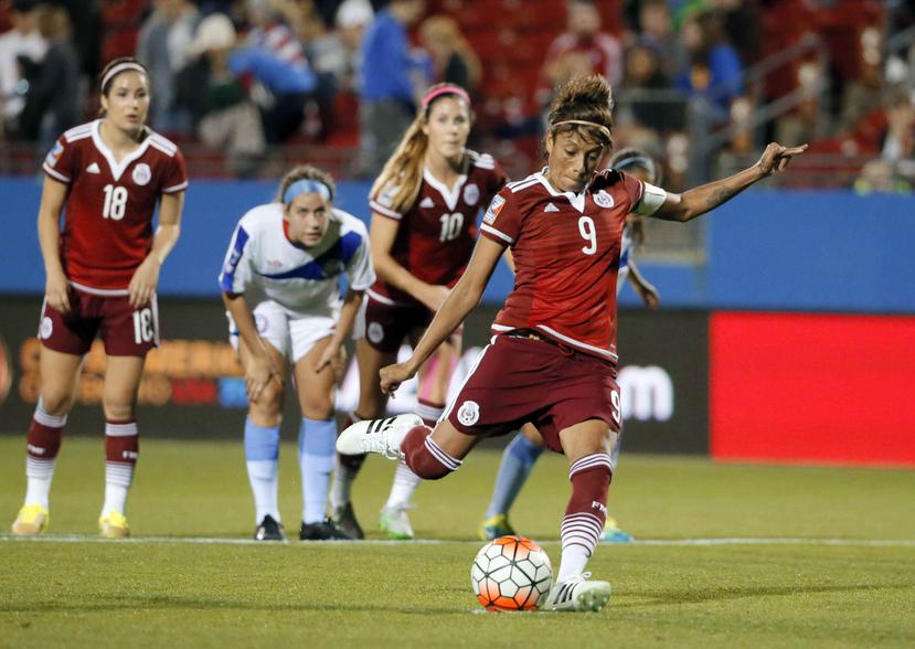 Maribel Dominguez, de México, se prepara para cobrar una penalidad en el partido ante Puerto Rico el pasado miércoles. (AP)