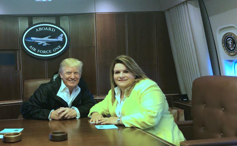 Jenniffer González junto al presidente Donald Trump durante una reunión en el avión presidencial Air Force One.