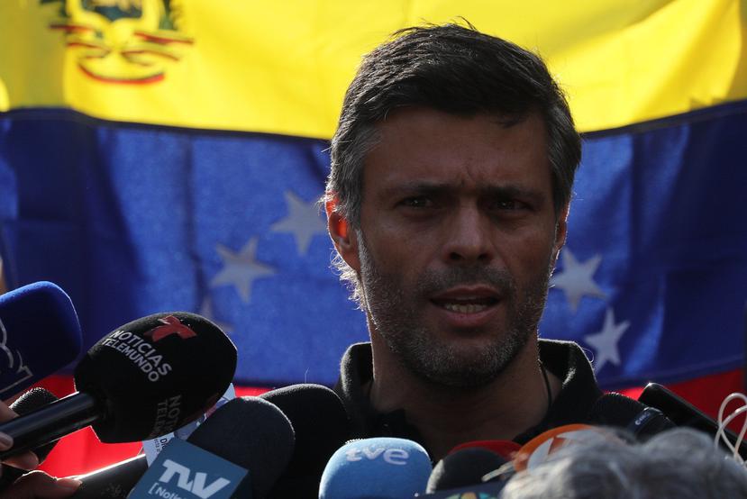 El líder opositor Leopoldo López habla ante los medios este jueves, en la residencia del embajador español en Venezuela, Jesús Silva. (EFE)