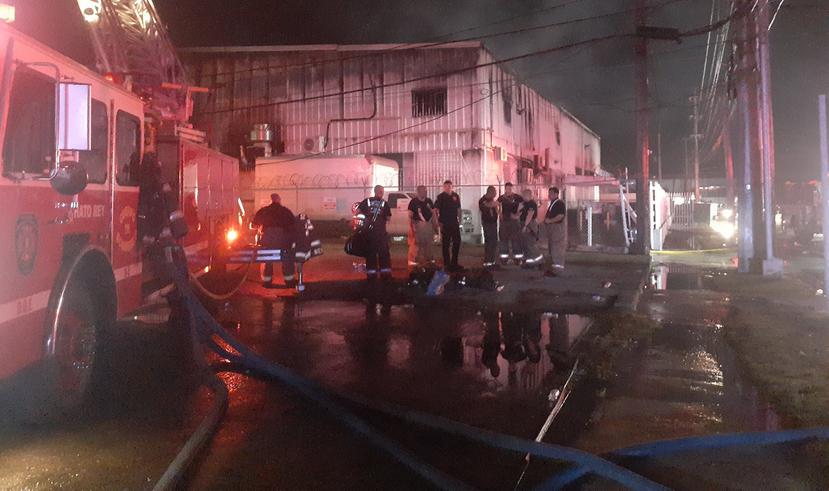 El Negociado del Cuerpo de Bomberos Puerto Rico controló un incendio reportado en un comercio, en Carolina.