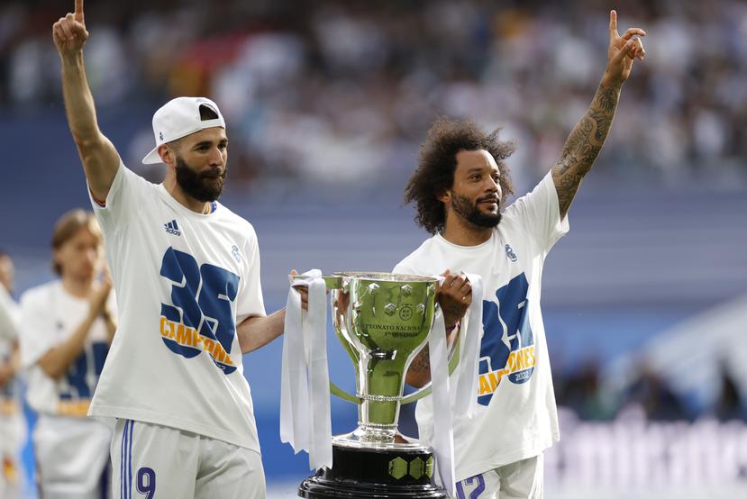 Los jugadores del Real Madrid Karim Benzemá (i) y Marcelo Vieira celebran el título de Liga, al término del partido de Liga en Primera División ante el RCD Espanyol.