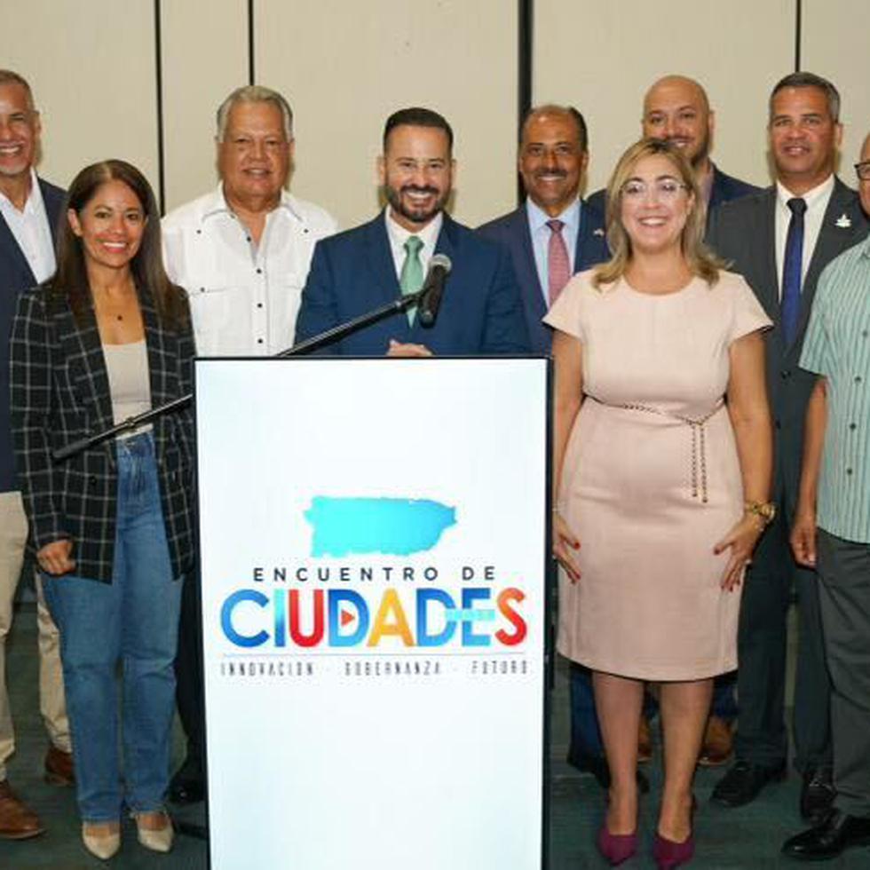 El presidente de la Asociación de Alcaldes, Luis Javier Hernández (al centro), advirtió que los costos de esterilización, vacunas y alimentación "son altos y no todo puede ser pagado por los municipios o las organizaciones sin fines de lucro”,