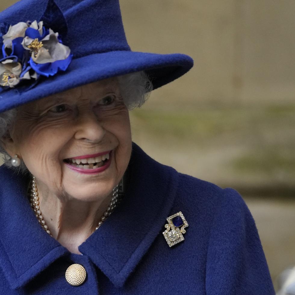 La reina Isabel II de Inglaterra sonríe al salir de un servicio en la Abadía de Westminster para conmemorar el centenario de la Real Legión Británica, el martes 12 de octubre de 2021 en Londres. (AP Photo/Frank Augstein, Pool)