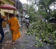 Un monje budista camina por la zona devastada después de una tormenta ciclónica Amphan en Kolkata, India. (AP)