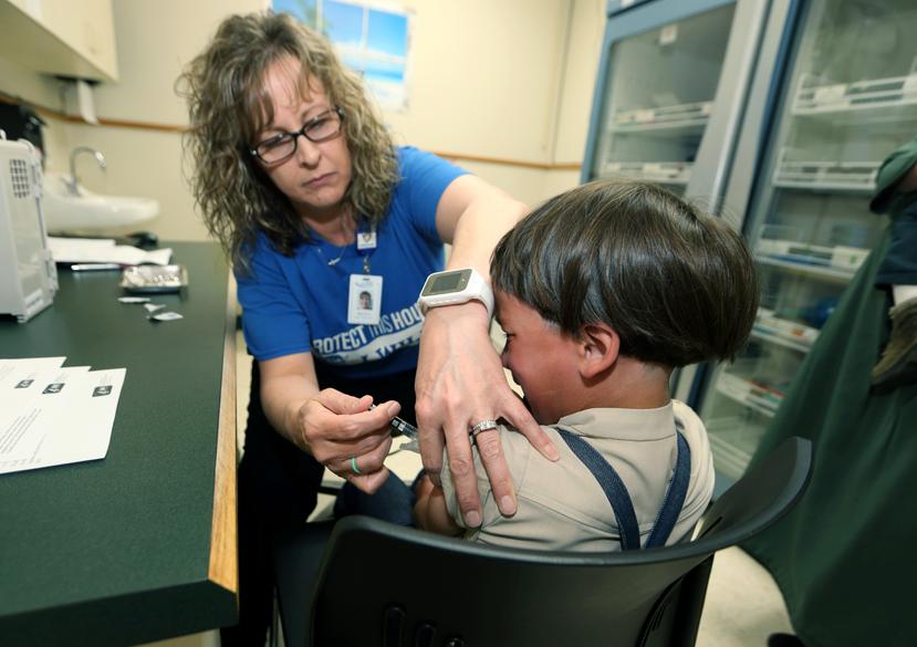 Un niño recibe una vacuna en Mount Vernon, Ohio.