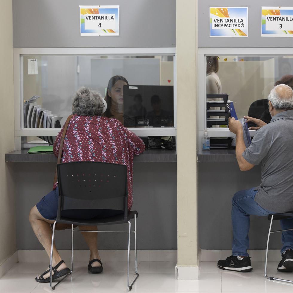 Beneficiarios de Medicaid acuden a las oficinas para el proceso de rectificarse y no perder acceso al plan.