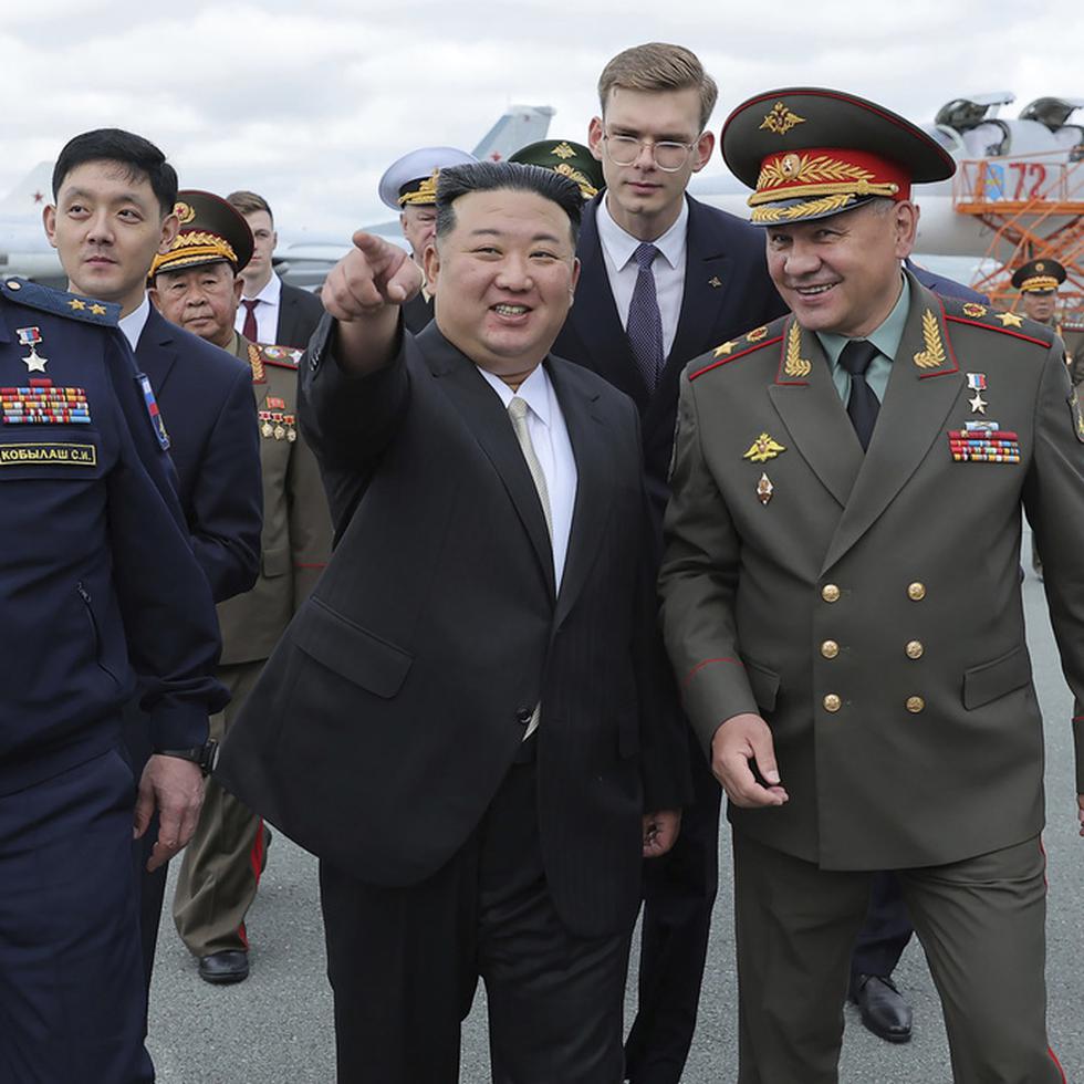 En esta imagen proporcionada por el gobierno norcoreano, el líder de Corea del Norte, Kim Jong Un, en el centro, con el ministro ruso de Defensa, Sergei Shoigu, en el centro a la derecha, visitan una aeropuerto para ver aeronaves militares cerca de la ciudad portuaria de Vladivostok, en el Lejano Oriente de Rusia.
