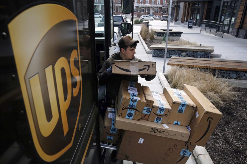 Un conductor de la empresa de mensajería UPS prepara la entrega de unos paquetes.