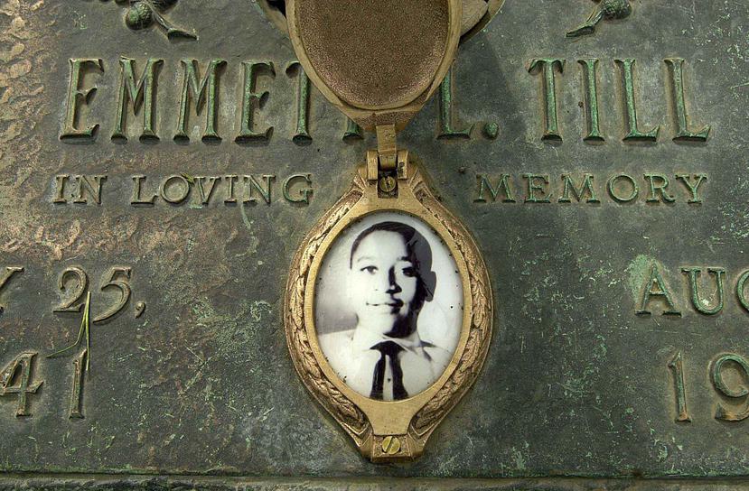 Fotografía de archivo del 4 de mayo de 2005 de una foto de Emmett Till en su lápida en Alsip, Illinois. (Robert A. Davis/Chicago Sun-Times vía AP, Archivo)