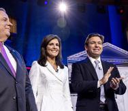 La exgobernadora de Carolina del Sur Nikki Haley (a la izquierda) y el gobernador de Florida Ron DeSantis (a la derecha) posan en el escenario previo al debate del Partido Republicano.