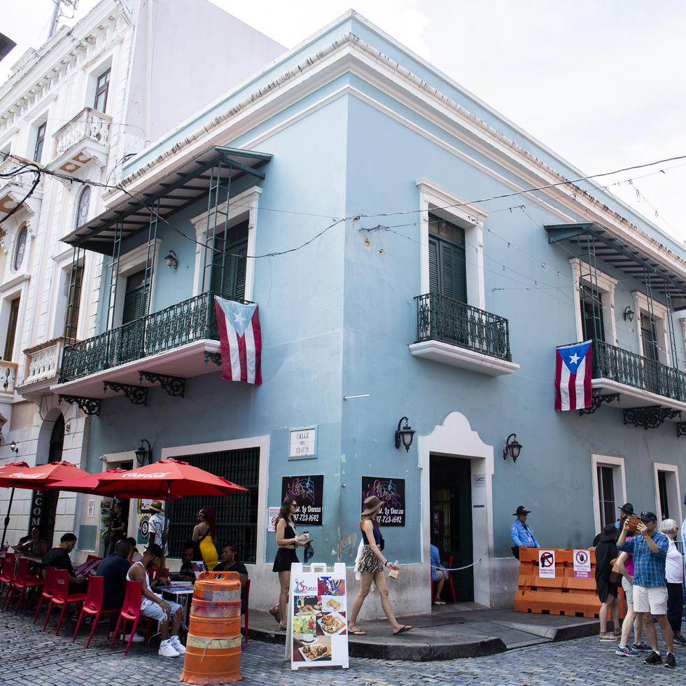 El edificio Calle Fortaleza número 56, en el Viejo San Juan, figura entre las 13 propiedades del Registro Nacional de Lugares Históricos de Puerto Rico que  serán reconstruidas.