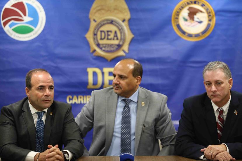 El secretario de Seguridad Pública, Elmer Román; el jefe de la DEA en la Isla, AJ Collazo, y el jefe de fiscalía federal Stephen Muldrow.