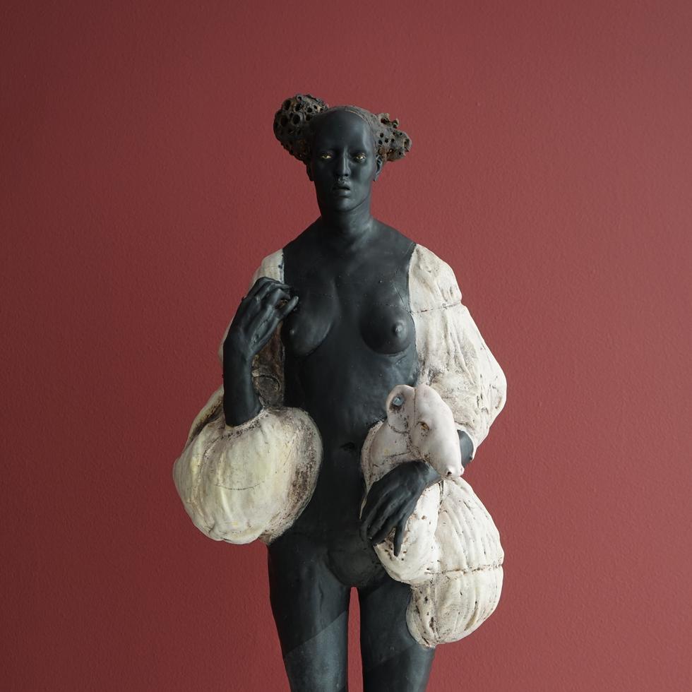De Cristina Córdova, Vigilante, 2007, cerámica policromada, Museo de Arte de Ponce. The Luis A. Ferré Foundation, Inc. Donación de la Colección Reyes Veray.