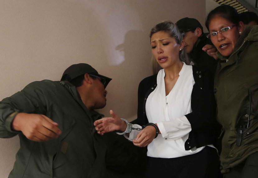 Gabriela Zapata dijo que era inocente al salir de los tribunales custodiada por la Policía. (AP)