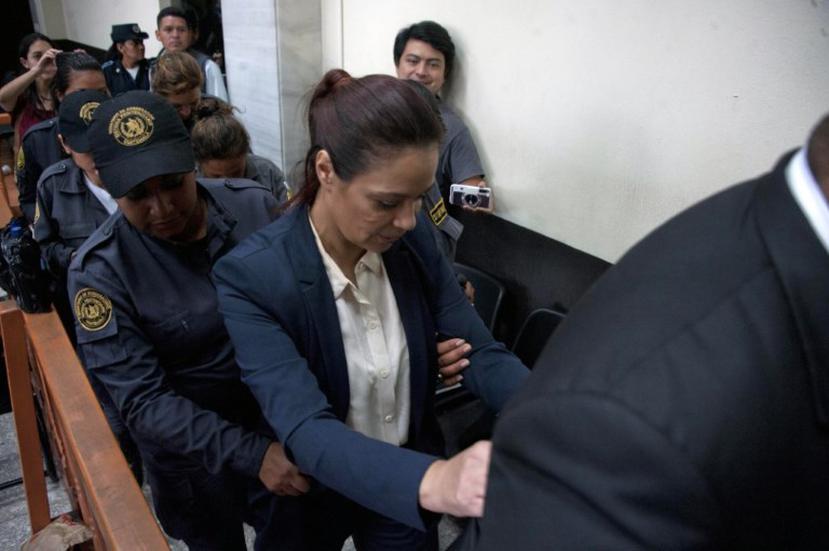 Pérez Molina fue acusado el pasado viernes de liderar la red de corrupción aduanera "La Línea", junto con su exvicepresidenta Roxana Baldetti (en la foto).