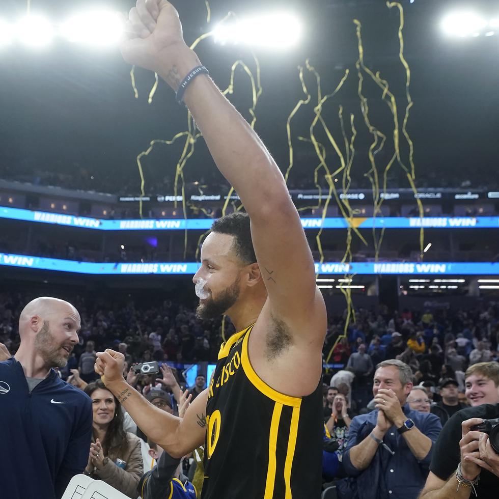 El base de los Warriors de Golden State Stephen Curry celebra después de que su equipo superó a los Rockets de Houston el lunes 20 de noviembre del 2023