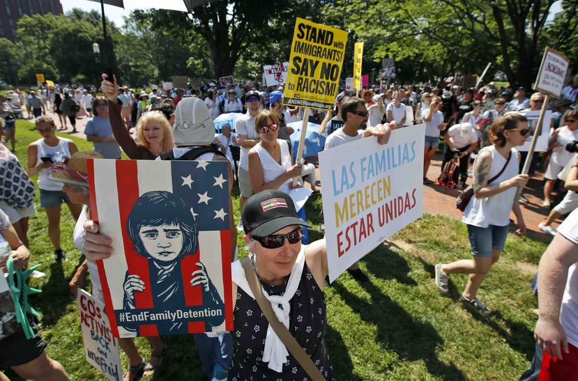 Activistas se reúnen para protestar contra la política del gobierno de Donald Trump de separar a los niños de sus padres inmigrantes en la Plaza Lafayette frente a la Casa Blanca. (AP)