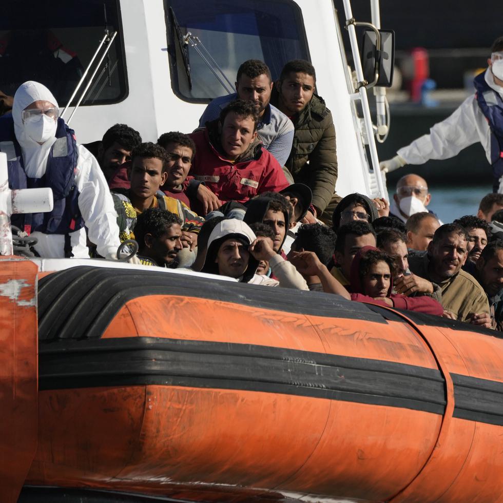 Migrantes y refugiados llegan al puerto de Roccella Jonica, en la región de Calabria, Italia.