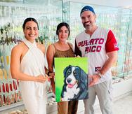 El actor Julián Gil recibe pintura de su perro de parte de Fine art pet portrait artist.