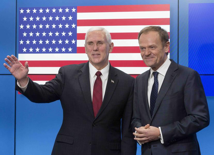 El vicepresidente Mike Pence y el presidente del Consejo Europeo, Donald Tusk, posan para la prensa tras una reunión. (AP)