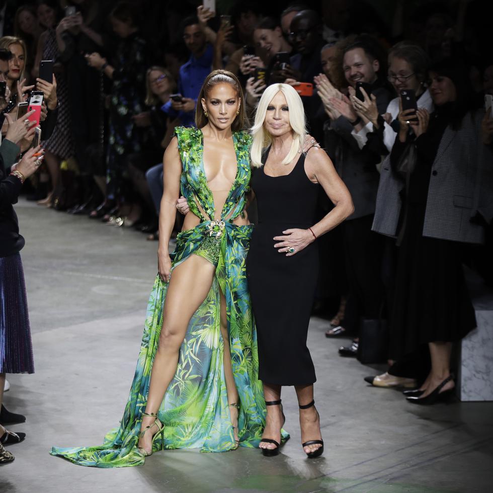 Jennifer Lopez y la diseñadora Donatella Versace al cierre del desfile de Versace en Milán en septiembre de 2019.