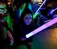 Fanáticos de Star Wars participan de una batalla en Washington Square Park en Nueva York.