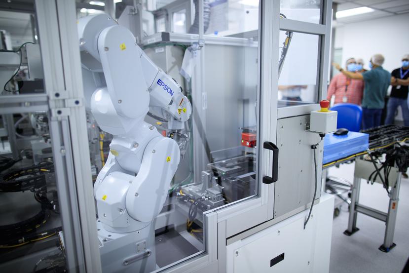 La nueva generación del sistema de monitoreo continuo de glucosa se fabricará en una línea 100% automatizada.